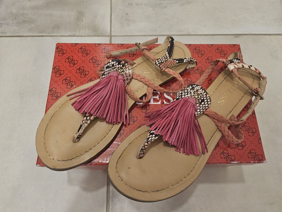 Сандали на Guess