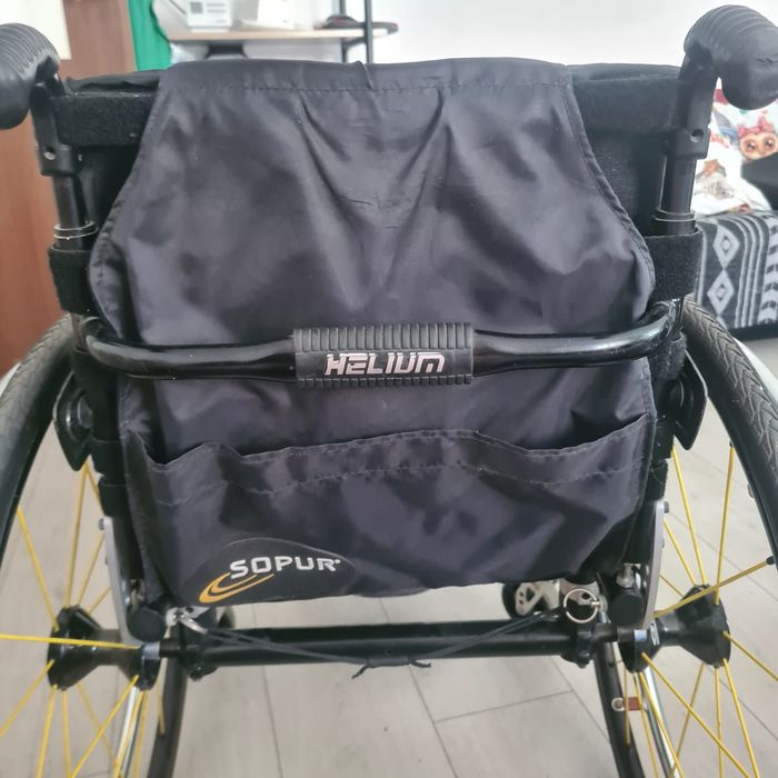 Vând scaun rulant activ