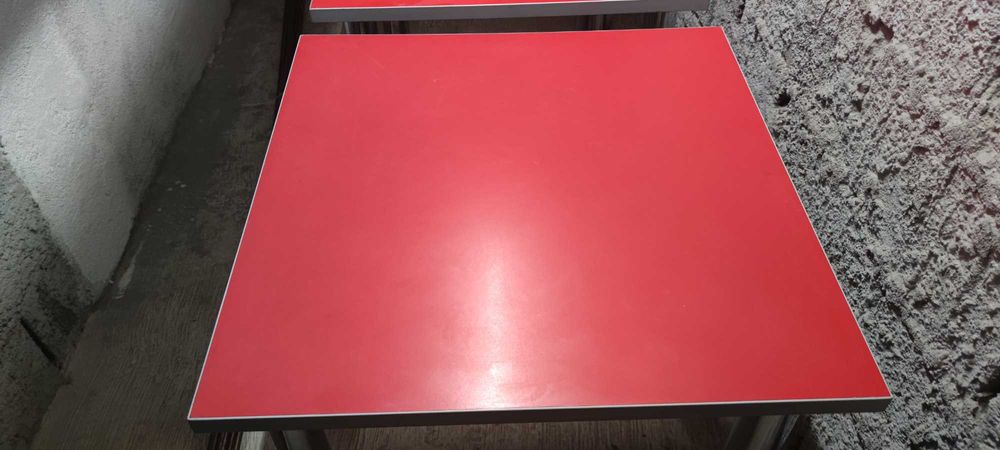 Masa rezistenta, 68,5 x 68,5 x 72 cm, cu picioare metalice reglabile