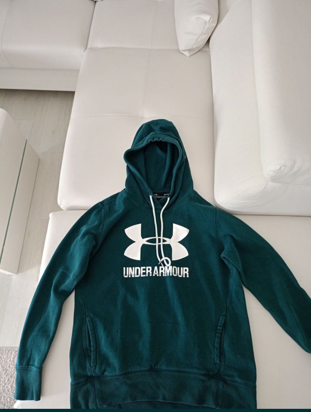 Vând hanorac Under Armour,in stare buna, produs de calitate, original.