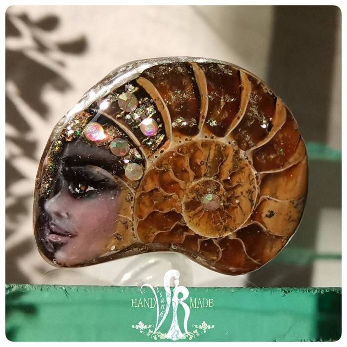 Уникален и единствен пръстен с рисуван натурален амонит!