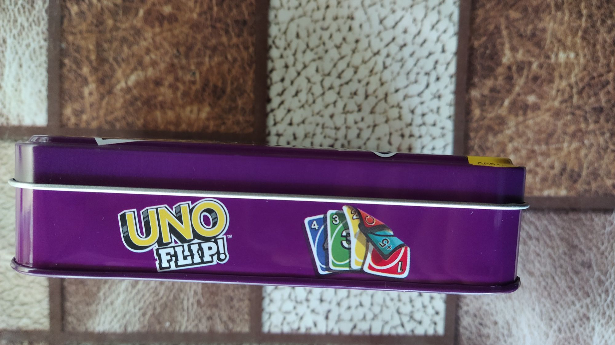 UNO FLIP! С метална кутия