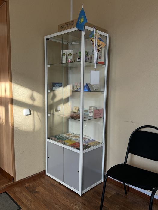 Выставочный стеллаж, стеклянный