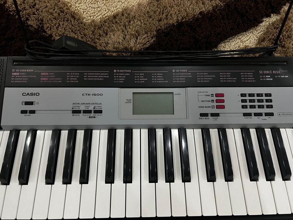 Продам синтезатор