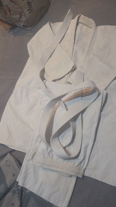 Costum karate impecabil