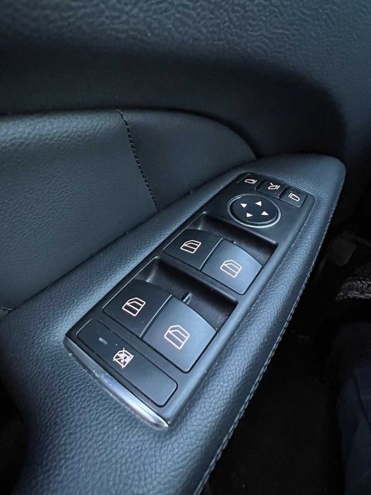 Продавам Мерцедес CLS 350 черен металик в идеално състояние