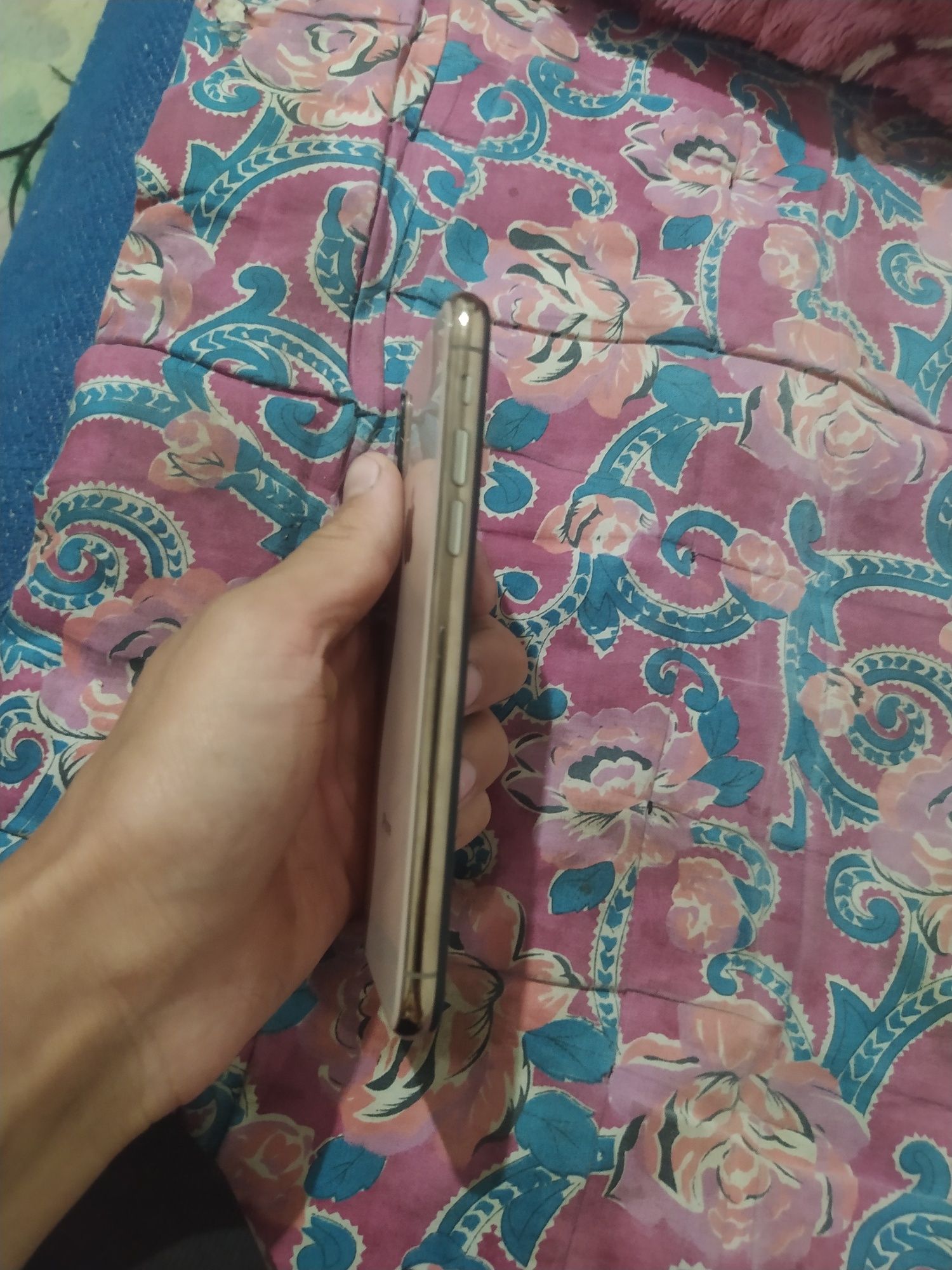 Iphone XS  GOLD 64GB  100% useleni  holati rasmda