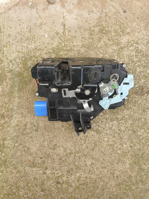 Piese second hand pentru vwgolf5  1.4 benzina(1k1) 2005 in stare buna