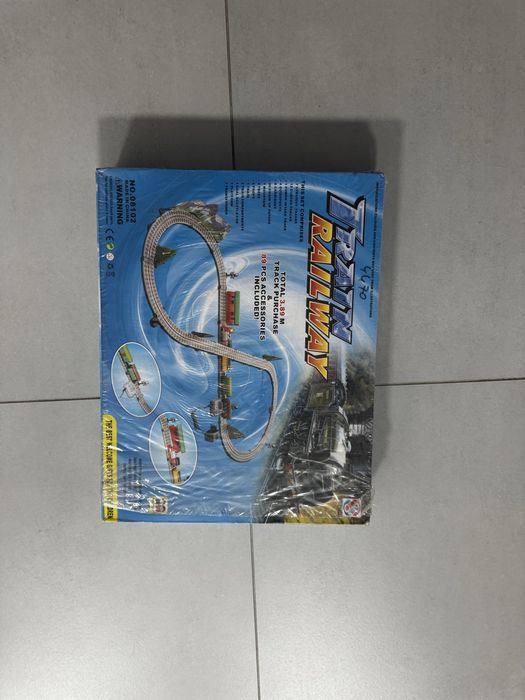 Продаю электричевскую железную дорогу игрушка поезд