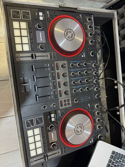 Traktor S4 mk3 cu flightcase Consola DJ