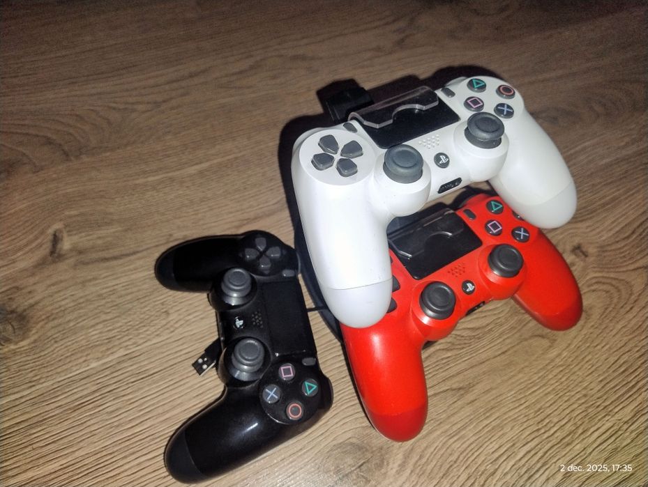 PS4 PRO 1TB + 3 controllere + jocuri