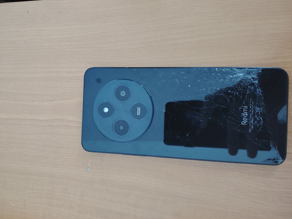 Redmi 14 c spart pe spate, dar în stare foarte bună de funcționare