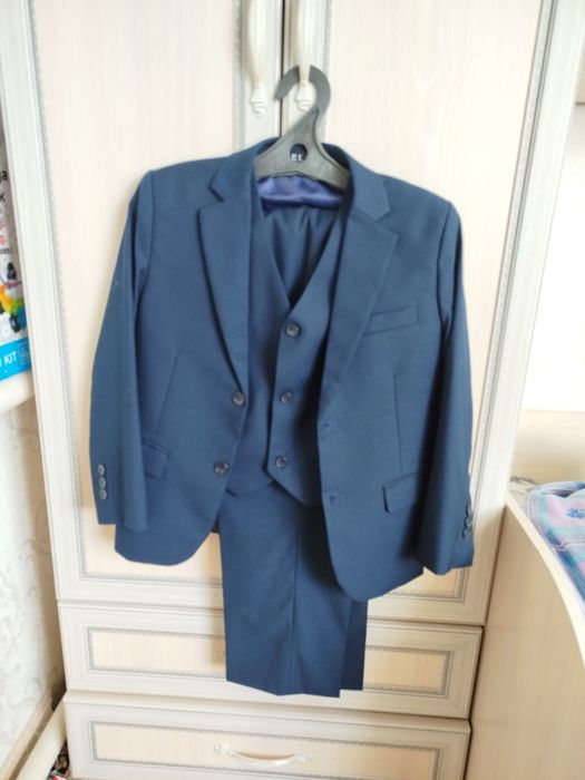 Костюм тройка и рубашки почти новые