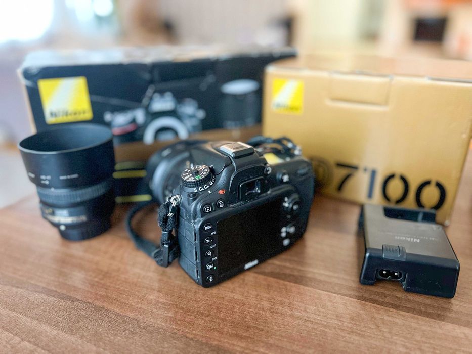 Pachet Nikon D7100 (13.000 cadre) cu obiective portret (35mm, 50mm)