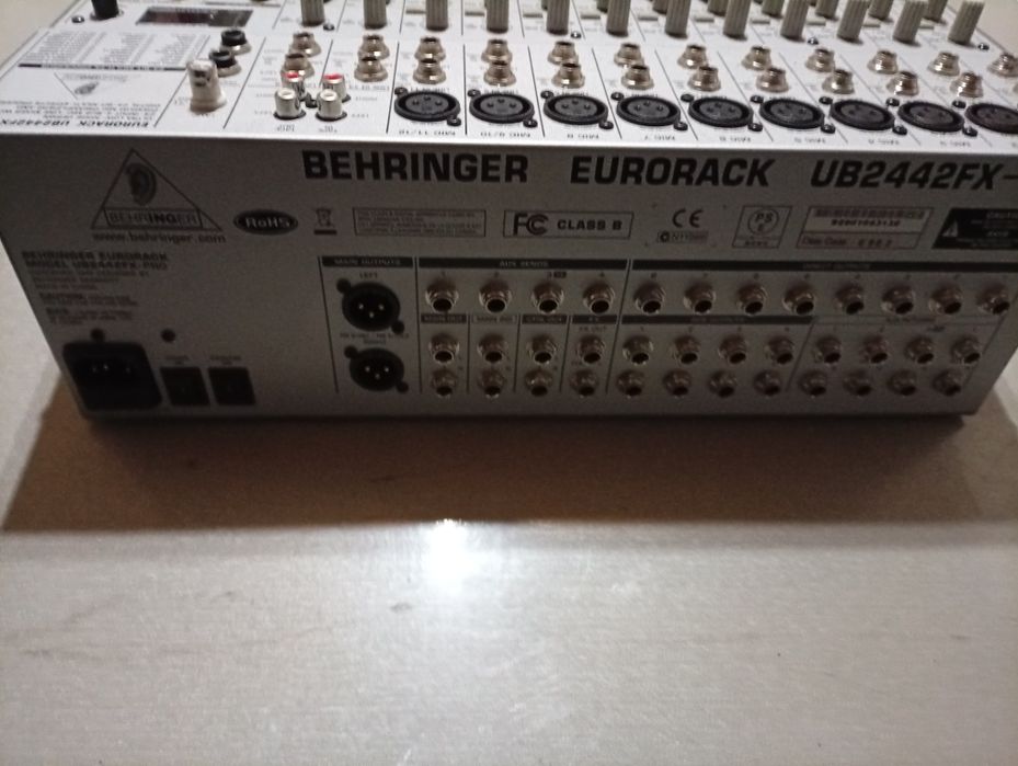 Vind mixer Behringe UB 2442FX