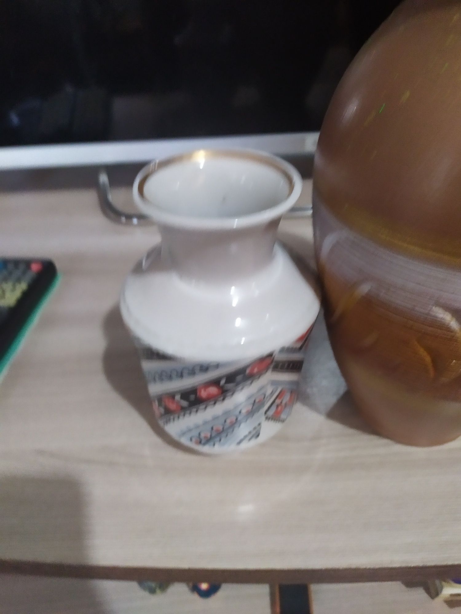 Продам две вазы.