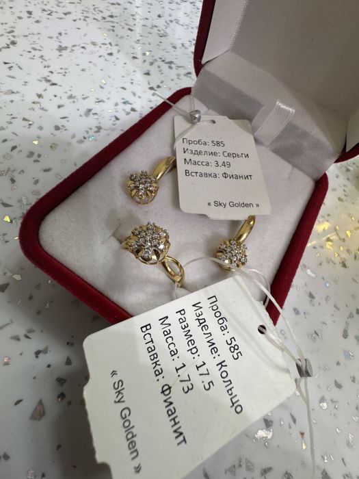 Золотой комплект с фианитами — кольцо и серьги (585 проба)