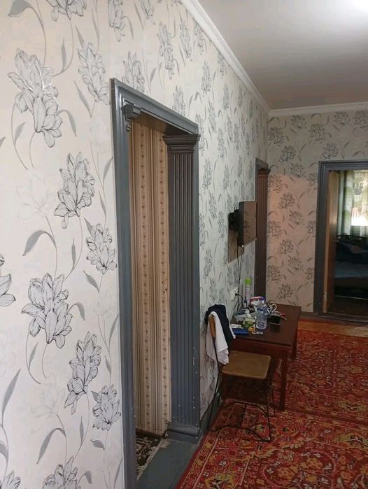 Продается квартира на янги хает,17 КВ 1 этаж 2 км не торцевая