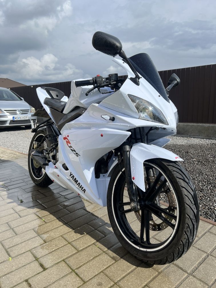 Yamaha yzf125r (cbr duke mt)