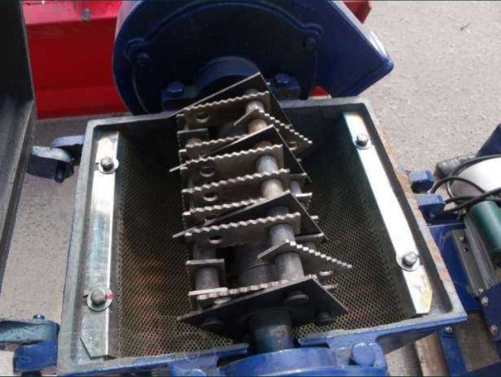 Vând Moară cu 36 ciocanele, ce macină : Lucernă, Porumb,Grâu  etc.