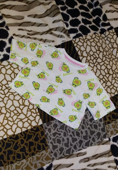 Джинсы,футболка и кепка на девочку