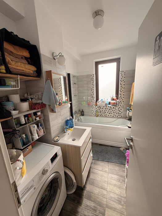 Vand apartament 2 camere cu curte si loc de parcare