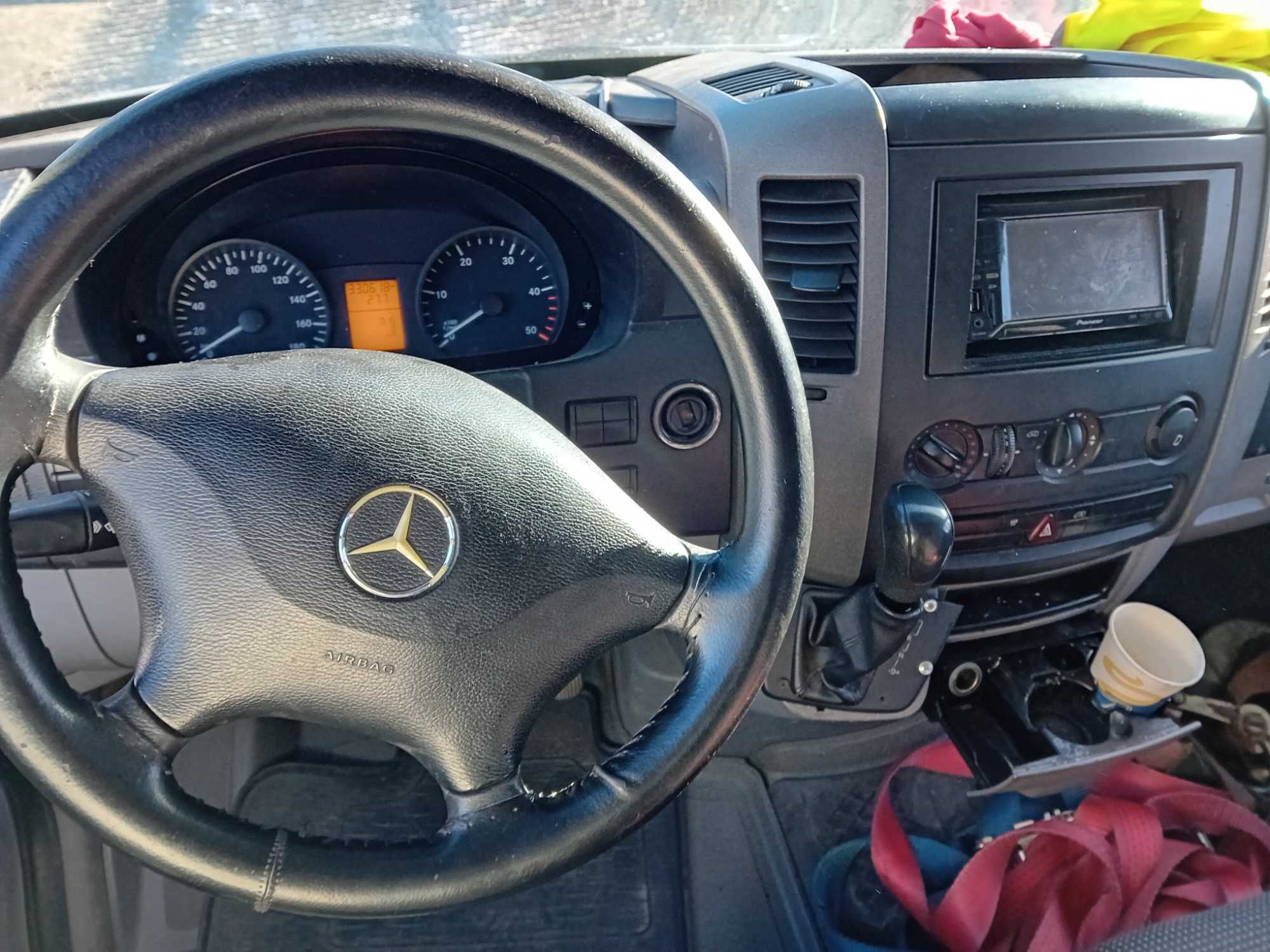 Vând autoplatforma mercedes sprinter