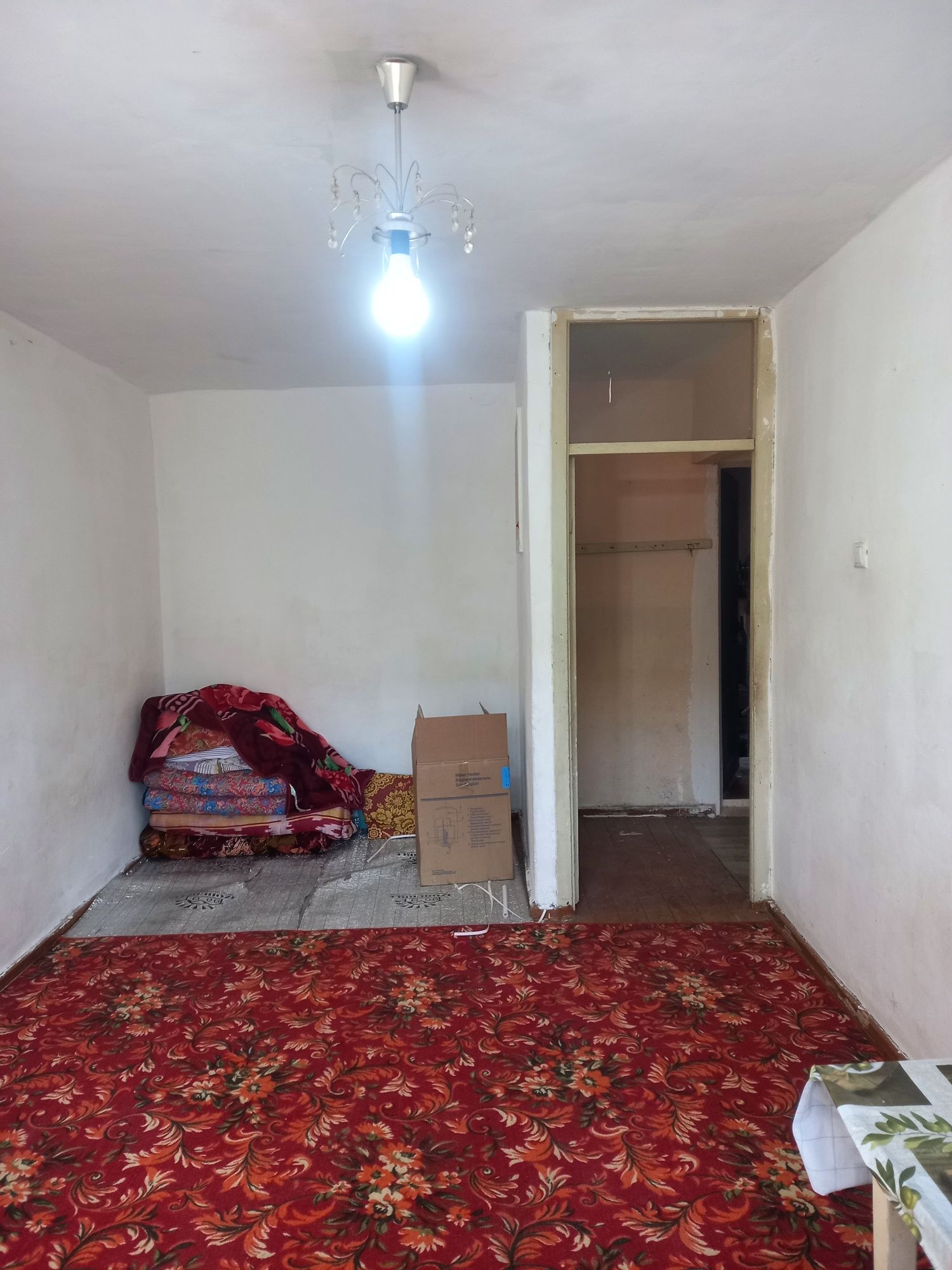 Продаётся 1 ком кв в чирчике 1 этаж в аранче не далеко от дороги