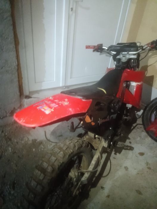 Мотора идва с цяла щата с резервни части и мотора върви отлично