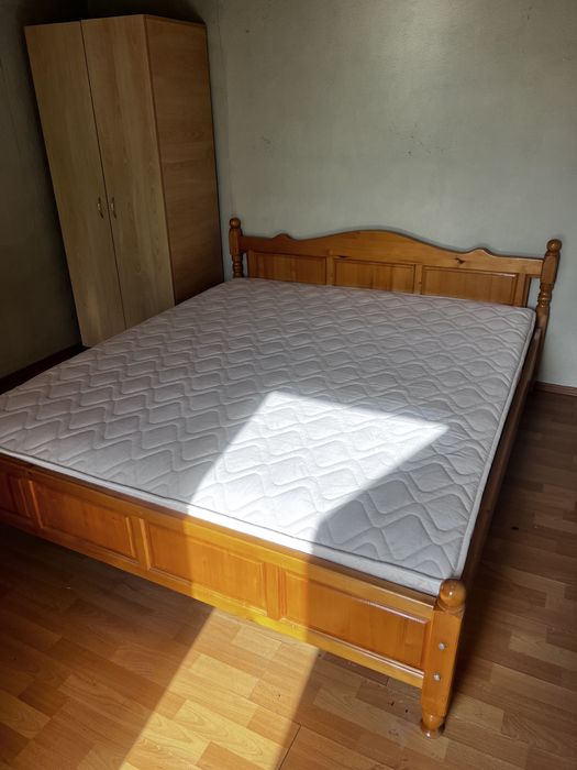 Масивна дървена спалня с матрак