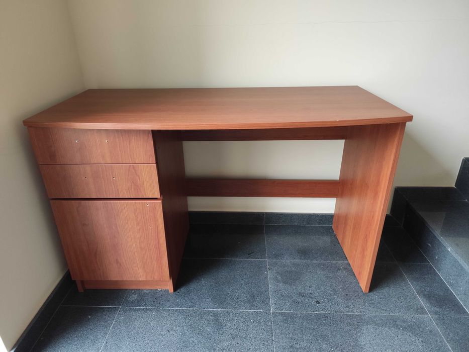 детско бюро цвят череша