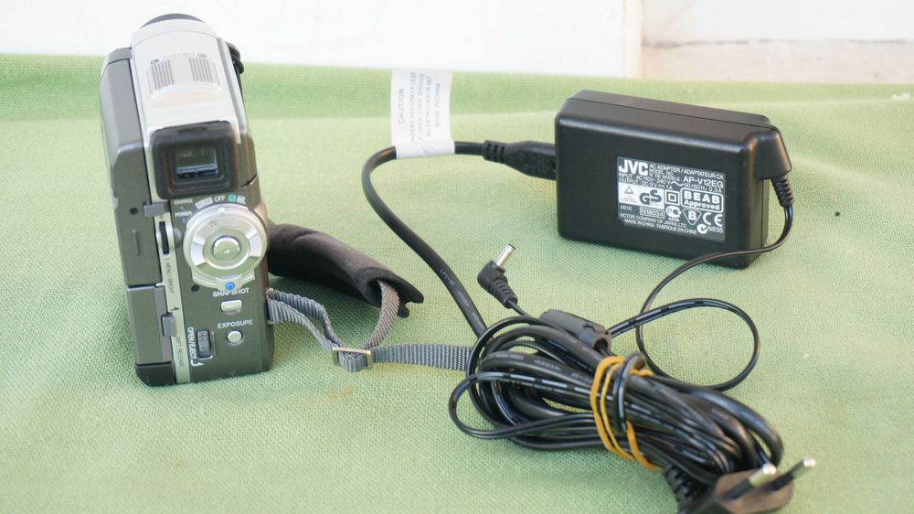 Video camera cu monitor LCD MiniDv JVC GR-VF75