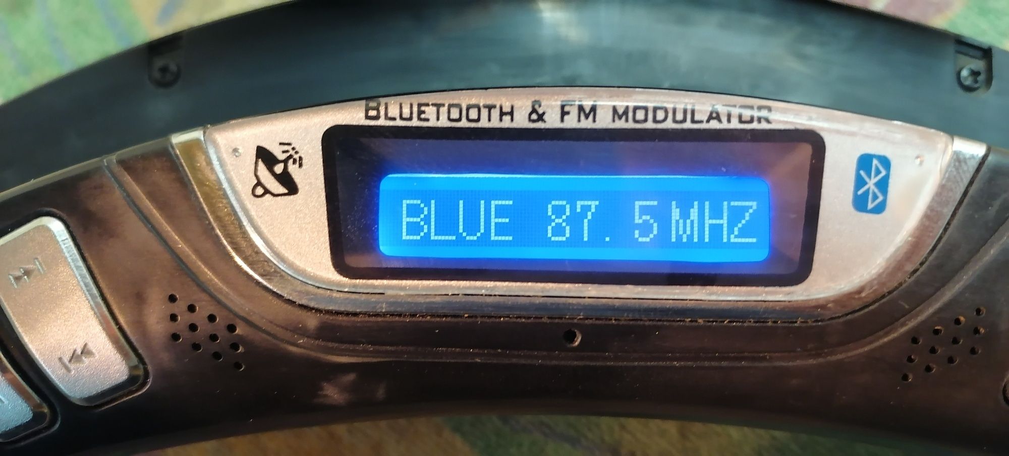 FM Bluetooth Transmitter за волан с хендсфри