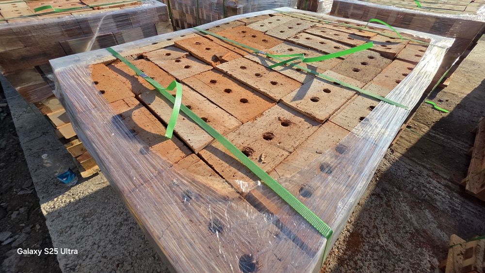 Продам кирпич красный керамическии, полуторныий пустотелый