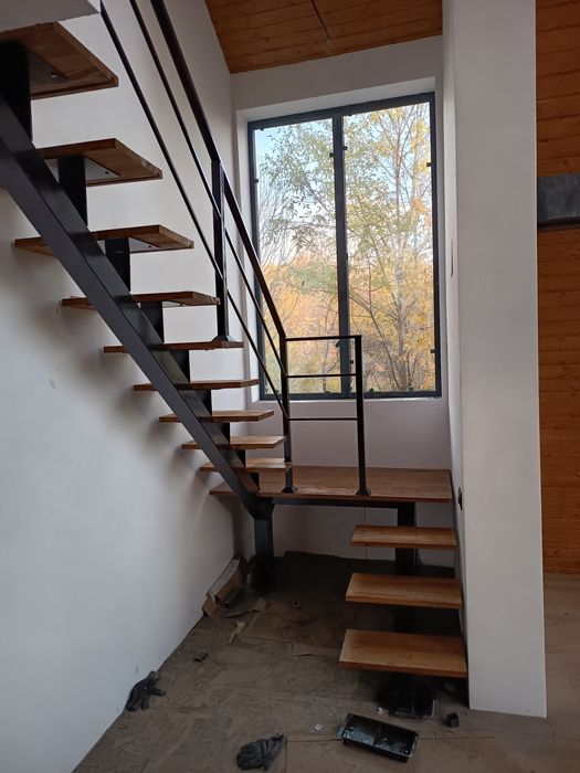 Vindem scări interior de lemn