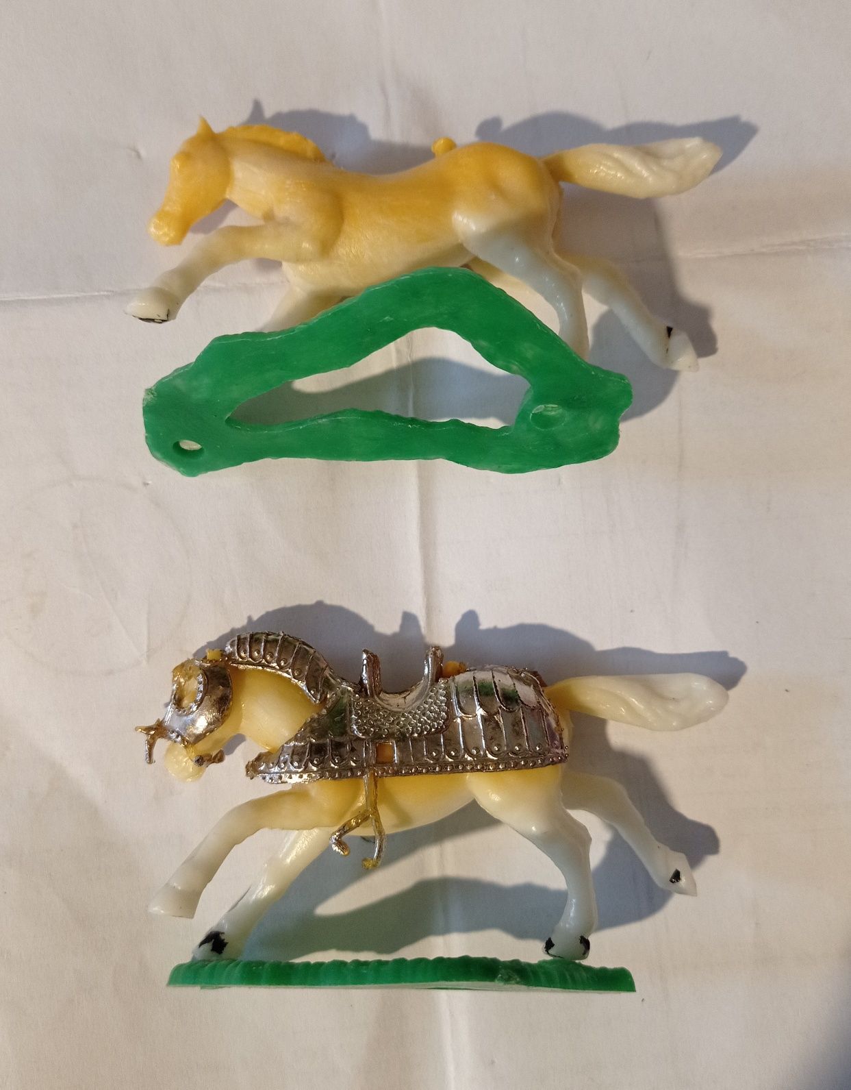 Vând/Schimb figurine două vechi românești din perioada comunismului.