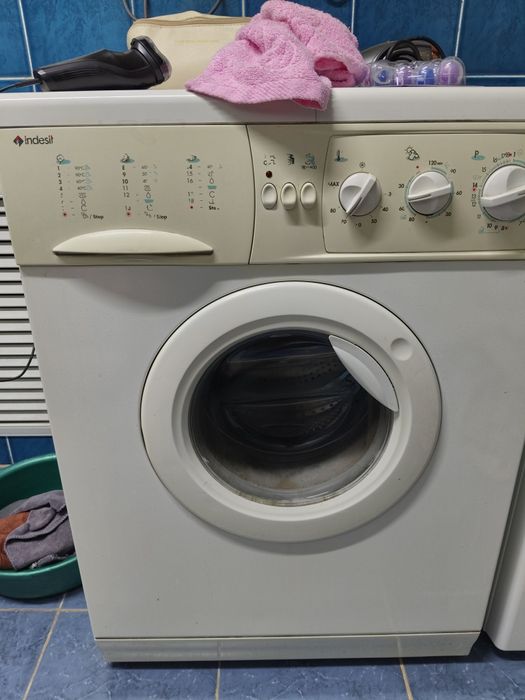 Срочно продаю старую стиральную машину Indesit