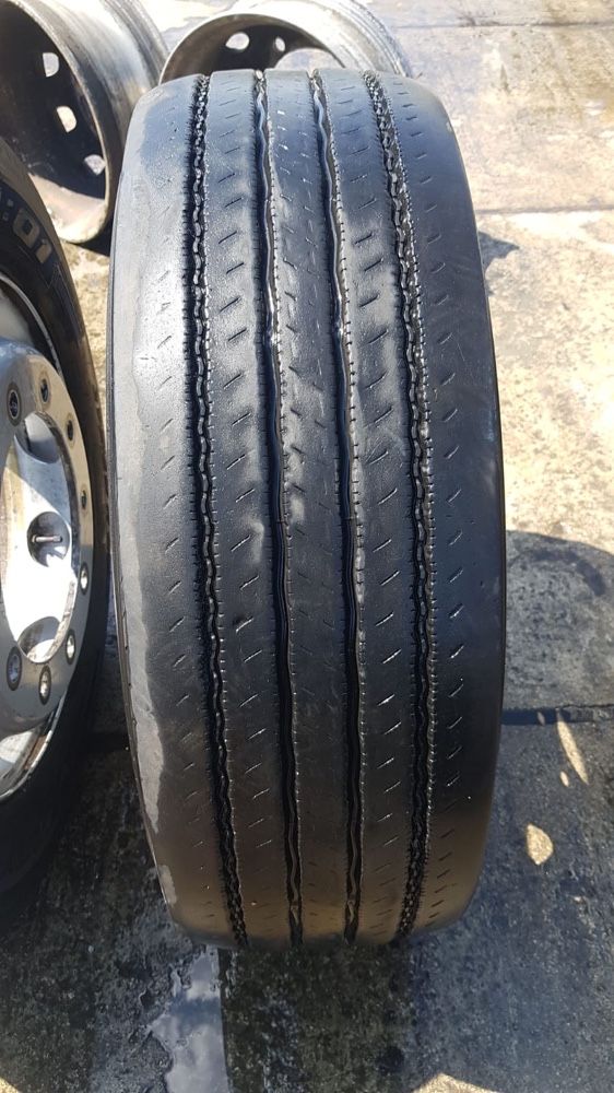 2 anvelope 90% cu janta Pirelli 295/60/22.5