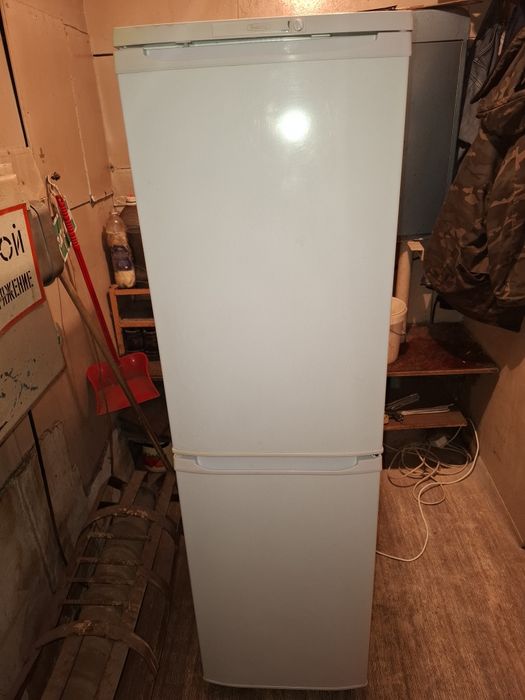 Продаётся холодильник бирюса двух камерный