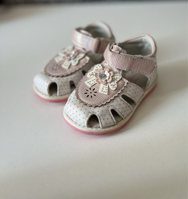 Продам новые детские сандалии для девочек