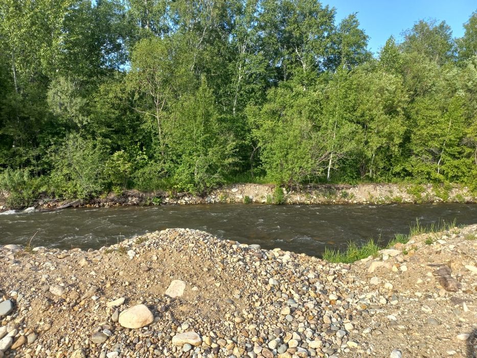 Продам участок 20,1 соток возле реки, удобно для бизнеса.