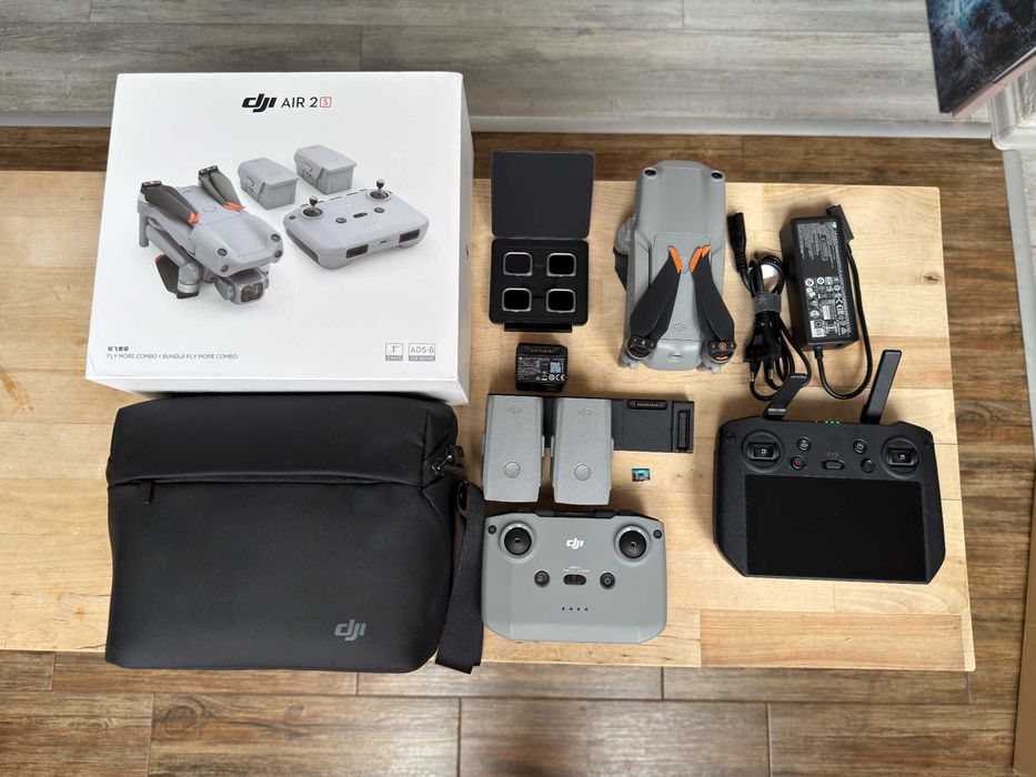 Продавам DJI Air 2S Fly More Combo (батерии на 5 цикъла) + DJI RC Pro