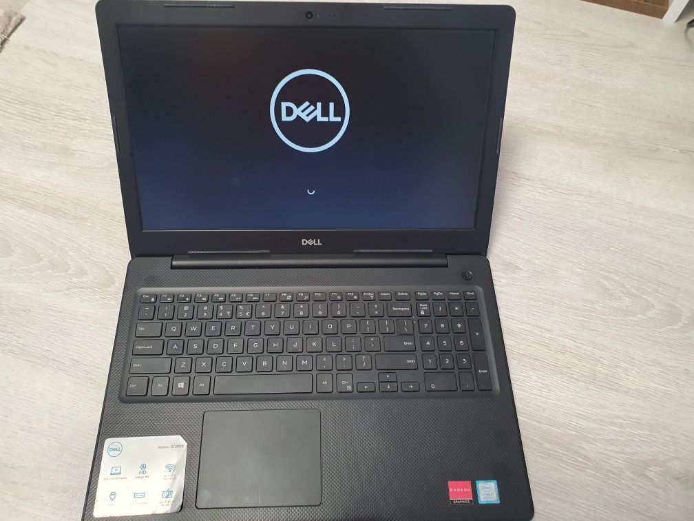 DELL Vostro 3580 , i7 gen8, ddr4, video radeon 2gb dedicata