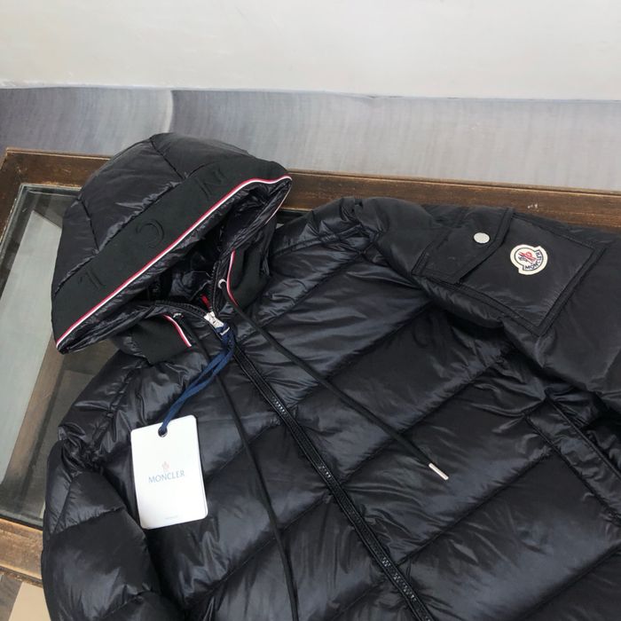 Geaca Moncler colecti noua