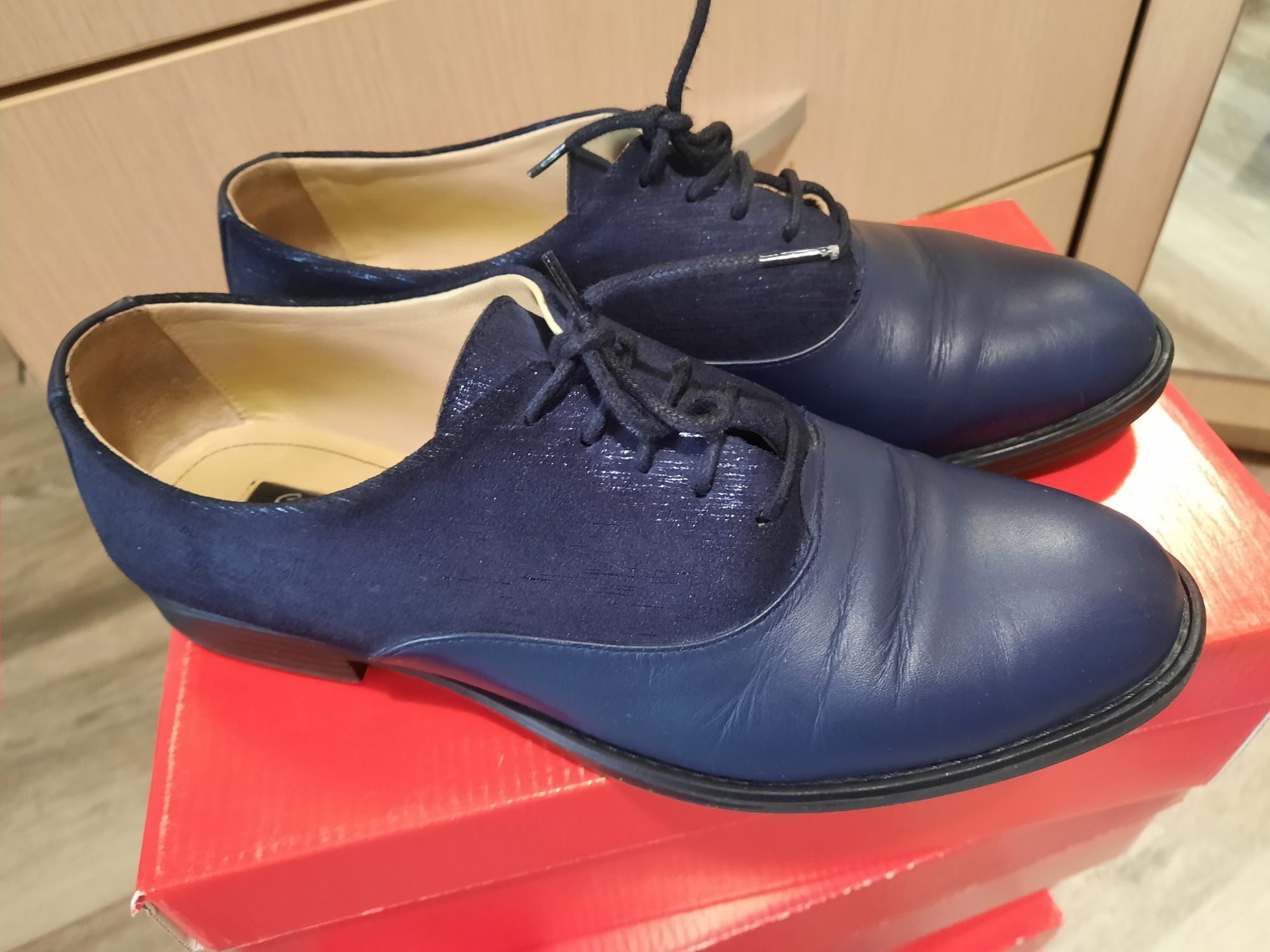 Vând pantofi albaștri mărimea 38,5