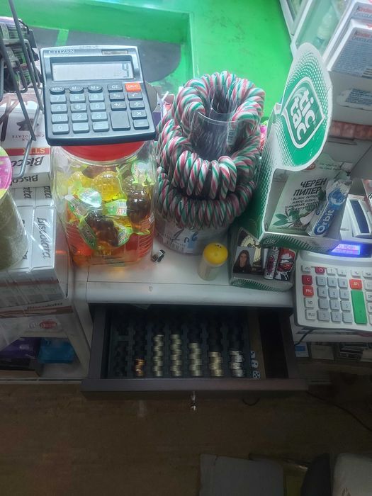 Три много запазени стелажа