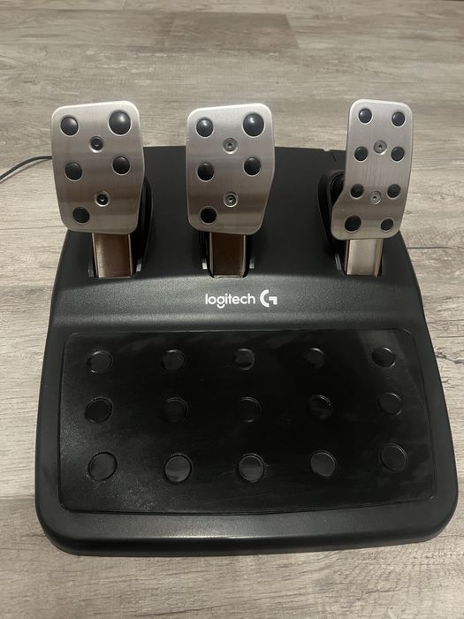 Продавам волан Logitech G29 с педали