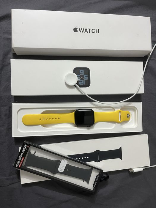 Apple Watch SE (2nd Gen) 44mm – Midnight Aluminum + 3 каишки + кутия