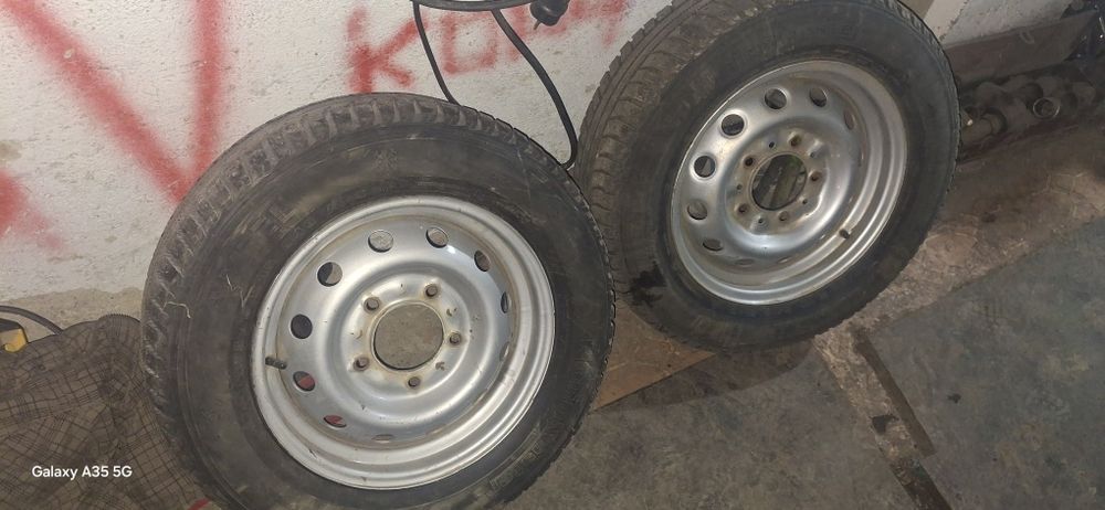 Продам R15 2 диска на ниву с зимней резиной.