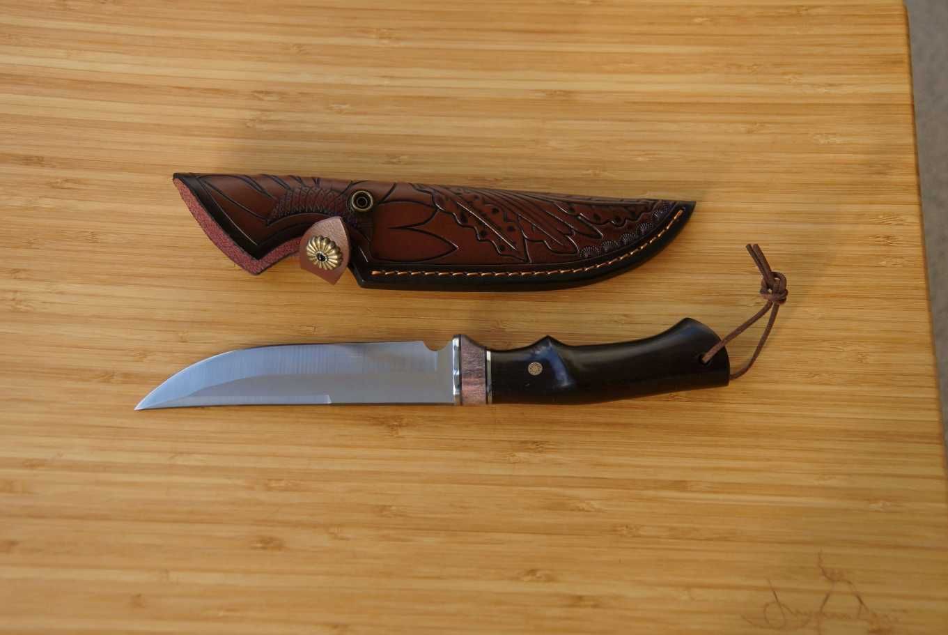 Cutit sarbesc Drop point, teaca piele stilizata
